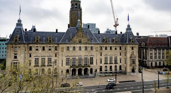 Rotterdamer Studenten koennen fuer die Feyenoord Feierlichkeiten aus dem Stadtrat entlassen