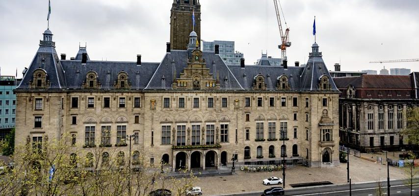 Rotterdamer Studenten koennen fuer die Feyenoord Feierlichkeiten aus dem Stadtrat entlassen