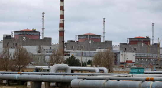 Russland sagt dass Hochwasser den Damm in der Naehe des