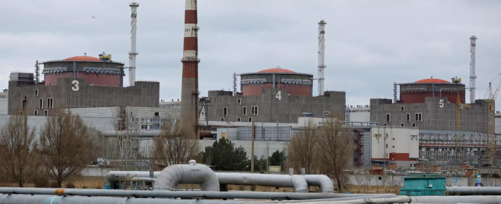 Russland sagt dass Hochwasser den Damm in der Naehe des