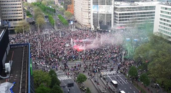 Schon viele Feyenoord Fans auf dem Rotterdamer Coolsingel Zuege „sehr gut