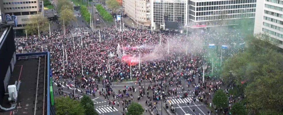 Schon viele Feyenoord Fans auf dem Rotterdamer Coolsingel Zuege „sehr gut