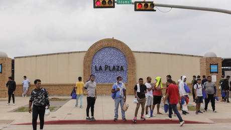 Sieben Tote bei Fahrzeugangriff vor Migrantenzentrum in Texas – Polizei