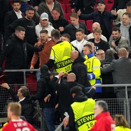 Stadionverbot fuer 43 randalierende AZ Fans 5 Fans bleiben laenger inhaftiert