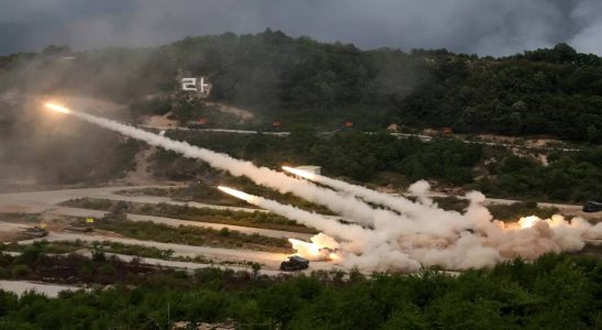 Suedkorea und US Truppen fuehren massive Feueruebungen nahe der Grenze zu