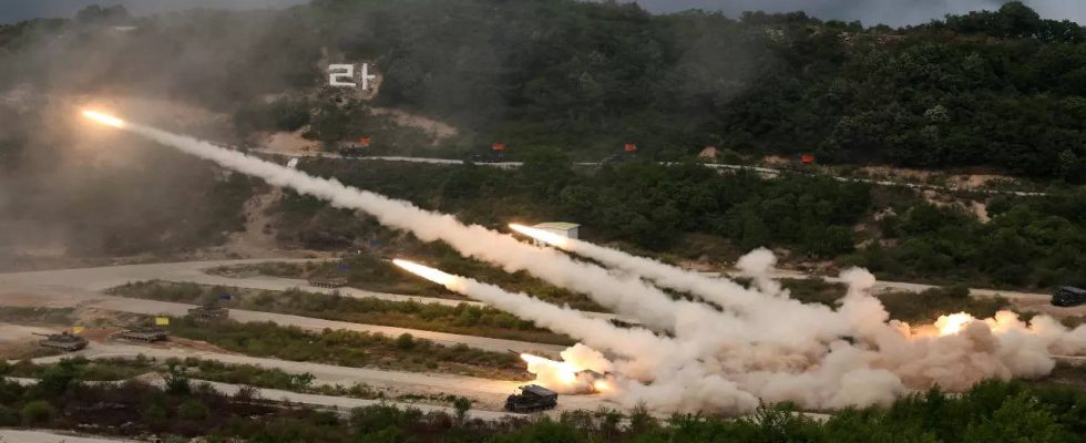 Suedkorea und US Truppen fuehren massive Feueruebungen nahe der Grenze zu