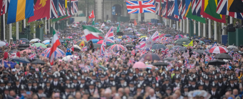 UK zur Kroenung mit Strassenfesten und einem Konzert