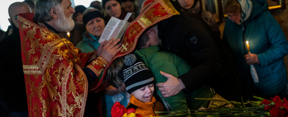 Ukraine Verwandte im ukrainischen Uman begraben Kinder die bei einem