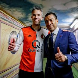 Van Bronckhorst und Van Persie verteilen Schuessel waehrend Feyenoord sich