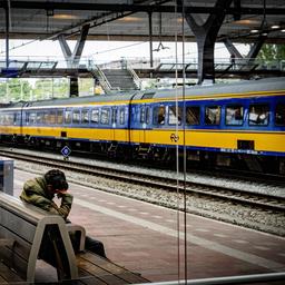 Weniger Zuege rund um den Rotterdamer Hauptbahnhof wegen kaputter Oberleitung