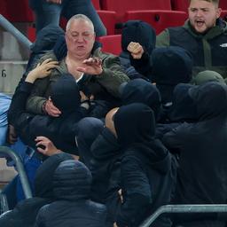 West Ham belohnt „Knollsy Fan mit Finalticket nachdem er AZ Hooligans gestoppt