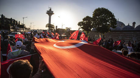 Wird es dem „starken Mann Fuehrer Erdogan gelingen die Macht in