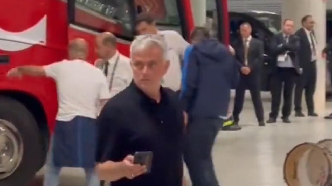 Beeld uit video: Boze Mourinho scheldt huid van scheidsrechter vol na verloren finale