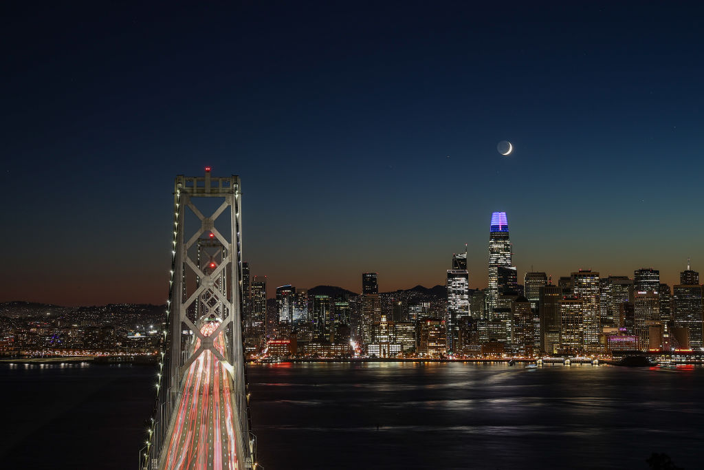 Nach Sonnenuntergang in San Francisco geht die Mondsichel hinter dem Salesforce Tower unter