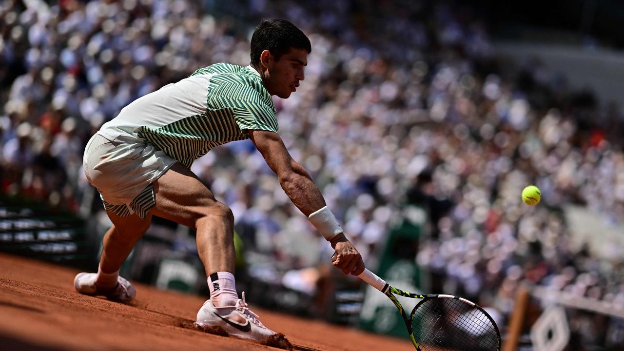 Bild aus dem Video: Alcaraz betäubt Djokovic mit einem Zauberball in Roland Garros