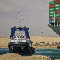 Aegypten nutzt Schlepper fuer Tanker mit Panne im Suezkanal