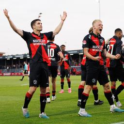 Almere City schlaegt den FC Emmen und steht kurz vor