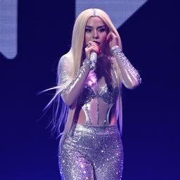 Ava Max wird waehrend des Auftritts von einem Mann aus