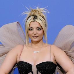 Bebe Rexha bricht Auftritt ab nachdem Telefon ins Gesicht geworfen