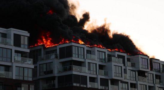 Bewohner gehen nach Grossbrand des Apartmentkomplexes Amsterdam Ost nicht nach