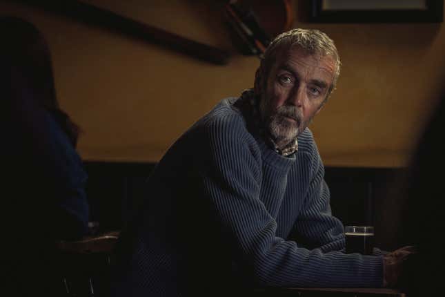 John Hannah als Richard in „Loch Henry“.