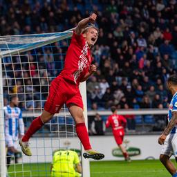 Der FC Twente schlaegt in der Schlussphase im Kampf um