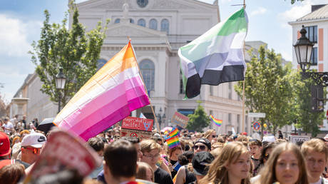 Deutsche Gay Pride Veranstaltung feiert Nazi Kollaborateur VIDEO – World