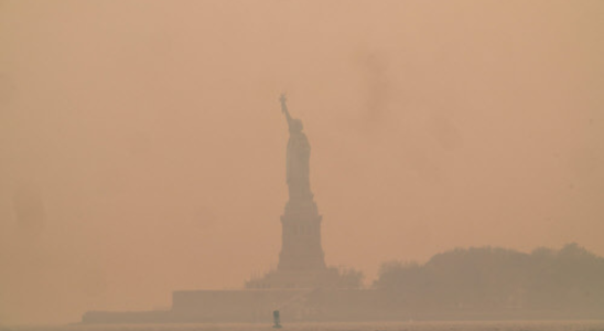 Die Ostkueste der USA ist in einen unheimlichen Rauchschleier eingehuellt