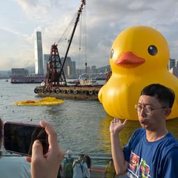 Die riesige Gummiente im Hafen von Hongkong schwimmt wieder alleine