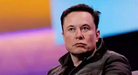 Elon Musk CEO von Tesla wirft einen Blick auf Apple