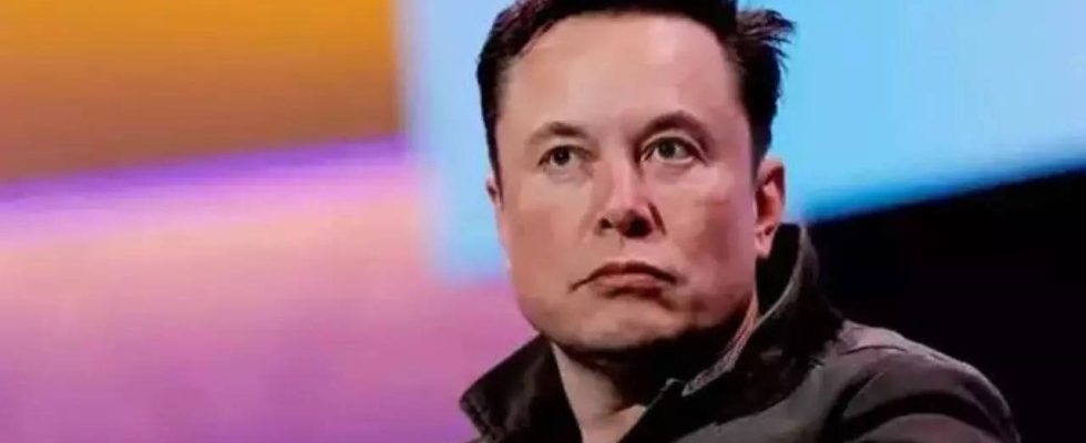 Elon Musk CEO von Tesla wirft einen Blick auf Apple