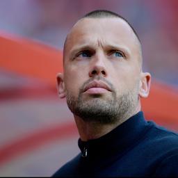 Enttaeuscht reagiert Heitinga auf den Abschied von Ajax „Ziel ist