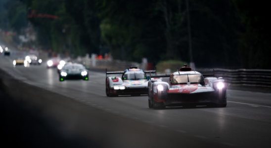 Ferrari und Toyota kaempfen beim spannenden 24 Stunden Rennen von Le Mans