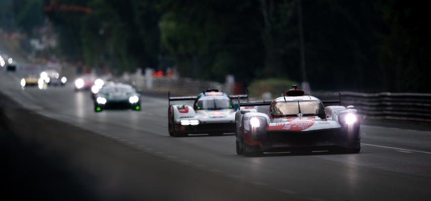 Ferrari und Toyota kaempfen beim spannenden 24 Stunden Rennen von Le Mans