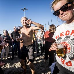 Festivals erzeugen aufgrund tropischer Temperaturen Schattenplaetze und Wasserstellen Innere