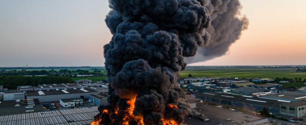 Feuer im Geschaeftsgelaende von Ter Aar unter Kontrolle Rauch nimmt