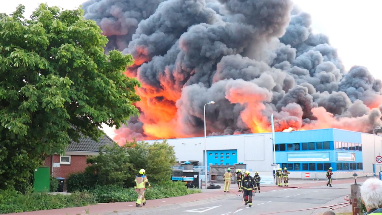 Beeld uit video: Rookwolken stijgen uit boven brandende bedrijfspanden in Ter Aar