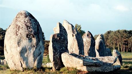 Frankreich reisst 7000 Jahre altes Denkmal ab um Platz fuer