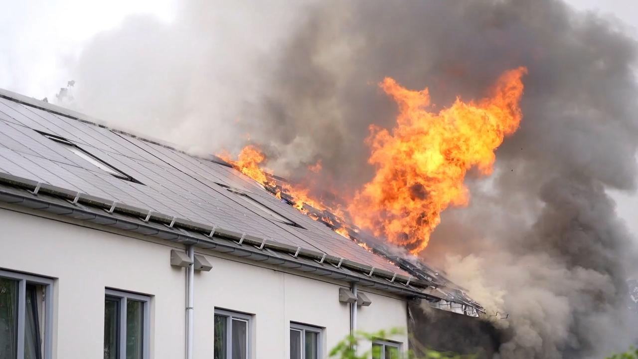 Beeld uit video: Vlammen slaan uit dak bij grote woningbrand Arnhem