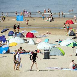 Gedraenge in Zuegen wegen strahlendem Wetter Den Haag ruft dazu