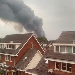 Grossbrand in Rotterdam NL Alarm wegen dichter Rauchwolken ueber der