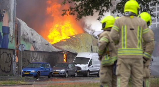 Grossbrand in Rotterdam unter Kontrolle weiterhin Rauchwolken ueber der Stadt