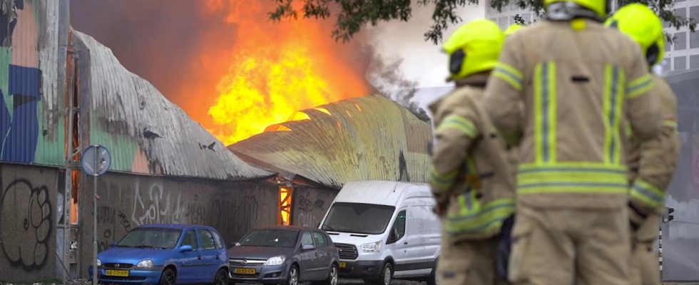 Grossbrand in Rotterdam unter Kontrolle weiterhin Rauchwolken ueber der Stadt