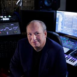 Hans Zimmer 65 macht seiner Freundin waehrend eines Konzerts in