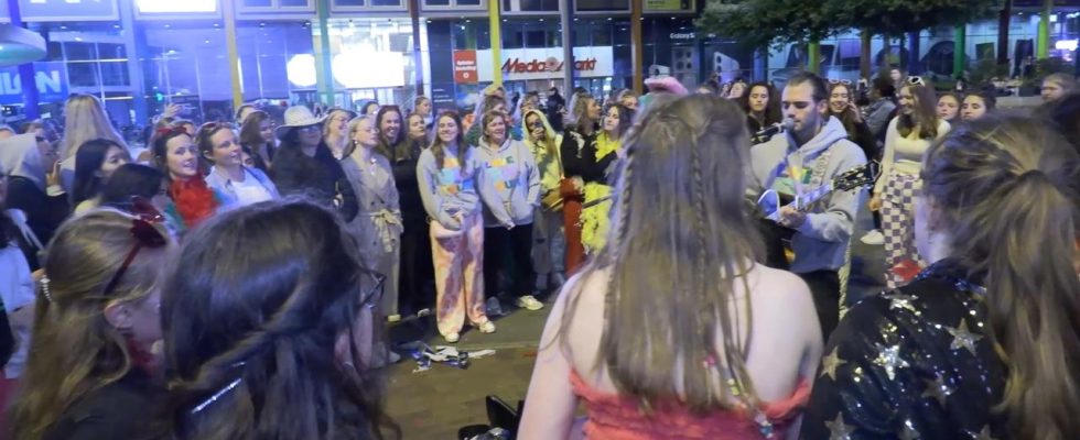 Harry Styles Fans schlafen wegen Stoerung im Ziggo Dome Rotes Kreuz