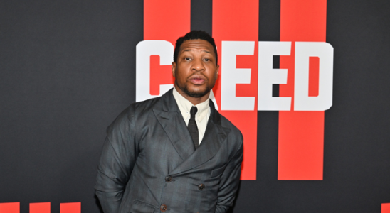 Jonathan Majors erscheint vor Gericht da der Verhandlungstermin fuer August