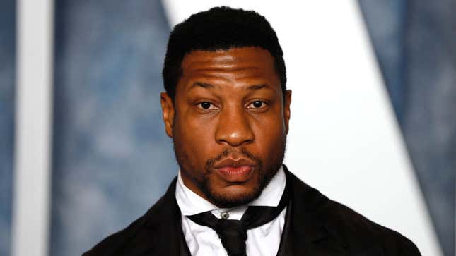 Jonathan Majors erstattet Anzeige wegen haeuslicher Gewalt gegen Anklaegerin und