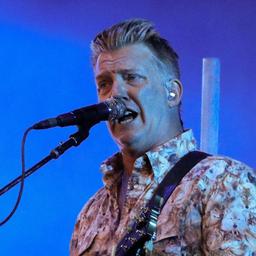 Josh Homme Saenger der Queens of the Stone Age unterzog