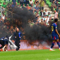 KNVB lockert Regeln Objekt auf dem Spielfeld fuehrt nicht mehr