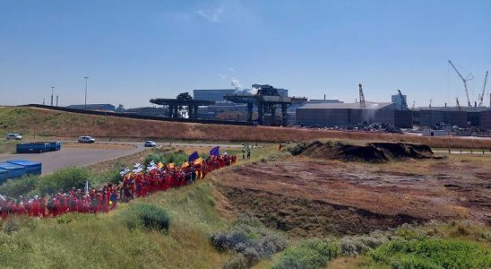 Klimaaktivisten durchbrechen Zaeune bei Tata Steel Innere